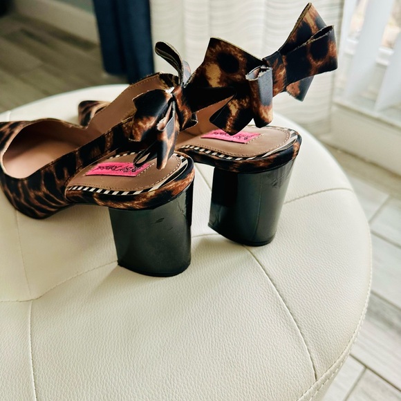 Betsey Johnson Brown Leopard Heels - Picture 4 of 5